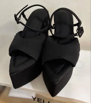YELLO TOKYO BLACK CHUNKY HEEL SANDALS