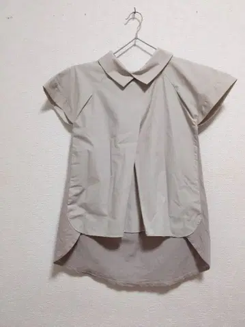 루일 에 부티크 카라 부착 반팔 블라우스 베이지