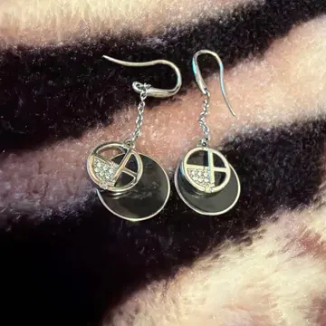 Emporio Armani 로고 드롭 귀걸이 실버 컬러