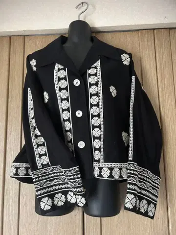 ZARA 자라 자수 디자인 셔츠 블랙 화이트 M 사이즈