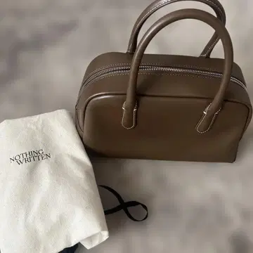 아무것도 쓰여 있지 않은 핸드백