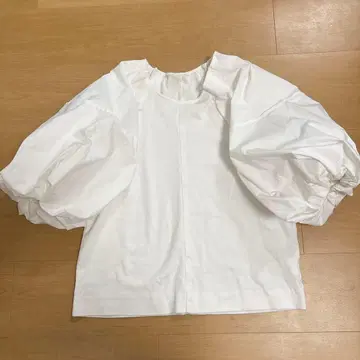 emmi 이소재 절개 벌룬 슬리브 상의