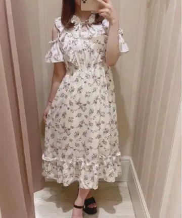 가격 인하! 새상품급 evelyn 숄더컷 꽃무늬 OP 원피스