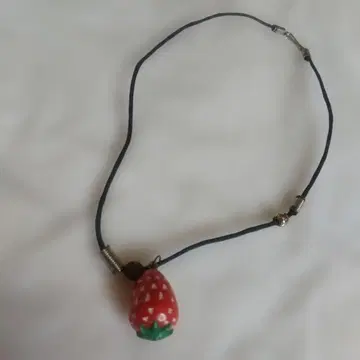 딸기 모티브 목걸이