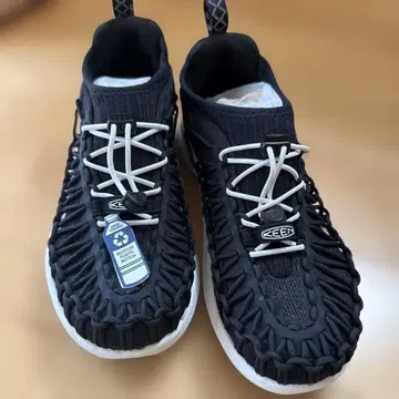 KEEN 유니크 블랙 x 화이트 뜨개질 스포츠 샌들