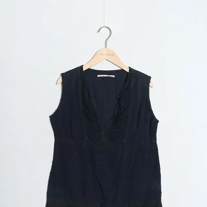UPTIGHT Sleeveless