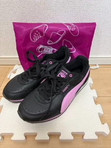 PUMA 여성용 스니커즈 블랙 핑크