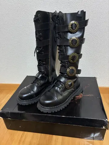 Demonia 롱 부츠 레이스업 벨트 장식 블랙