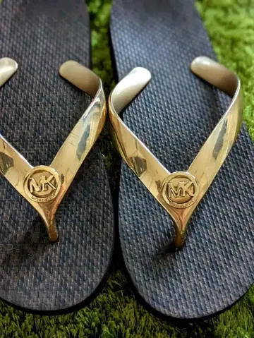 MICHAEL KORS 비치 샌들 로고 플레이트