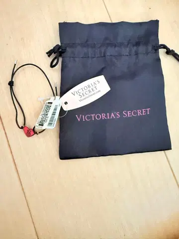 [택 포함 새상품] 빅토리아 시크릿 로고 하트 코드 팔찌 복조리 포함