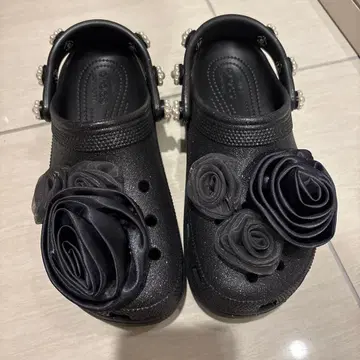 크록스 샌들 블랙 펄 로즈 장식