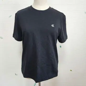 [ Calvin Klein ] 새상품급 블랙 로고 자수 반팔 티셔츠