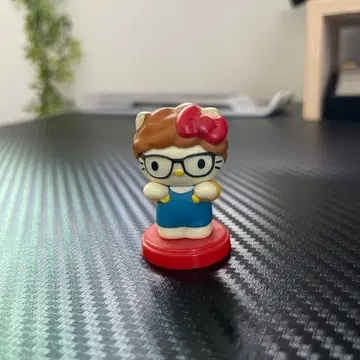 헬로 키티 피규어 안경 쓴 모습