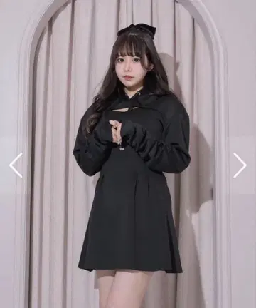 [완판템] pium 피움 컷 아웃 본딩 후드 원피스 블랙
