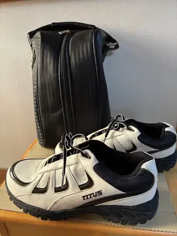TITUS 골프화 화이트 블랙과 골프화 백