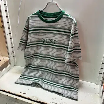 GUESS ORIGINALS 보더 T셔츠 게스 자수 로고