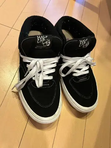 VANS 하프캡 블랙 화이트 스케이트 보드화