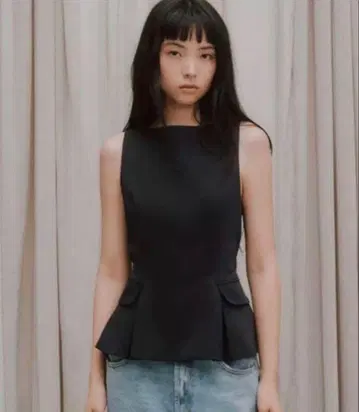 페플럼 슬리브리스 상의 네이비