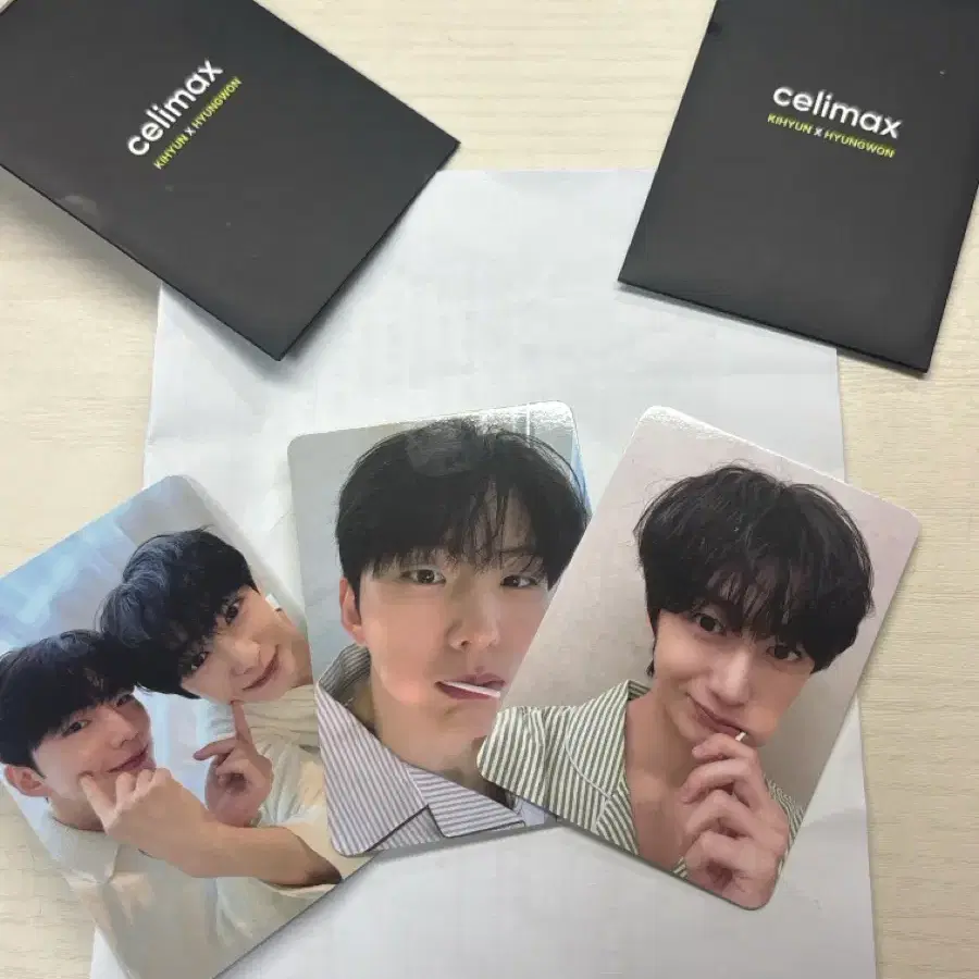 celimax 포토카드 3장 양도 합니다!! 기현 형원 포토카드이며 따로 파고있는 아이돌이 아니라서 받고난 후 한번 개봉했구요 하자없이 깔끔합니다 구매 원하시는분은 연락주세요!!