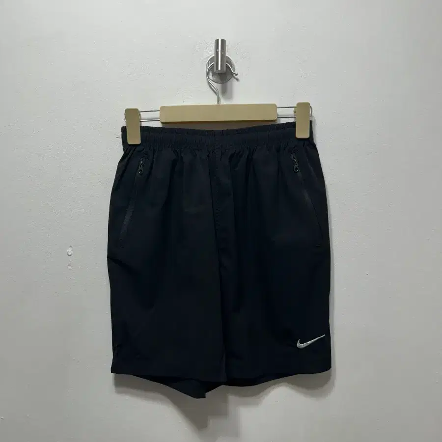 나이키 검정색 트레이닝 반바지 M