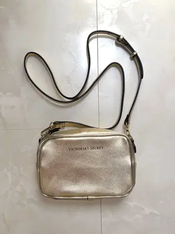 VICTORIA'S SECRET 골드 파우치 숄더백