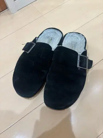 Clarks 스웨이드 슬립온 블랙