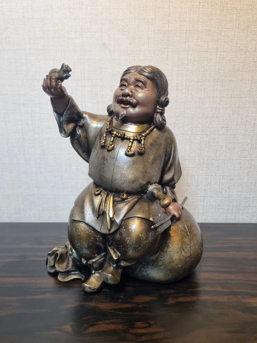 오래된 일본 동 조각 작품 -쥐를 들고 있는 복신(재물복)