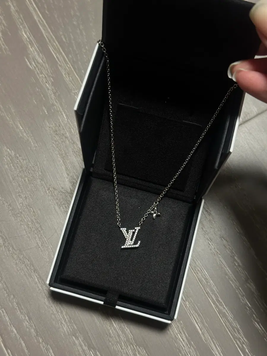 루이비통 LV 이니셜 목걸이 실버