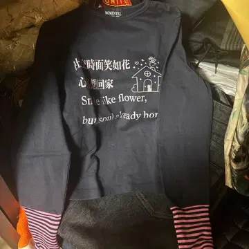 MOMENTEL 사랑 HIDES HERE 티셔츠