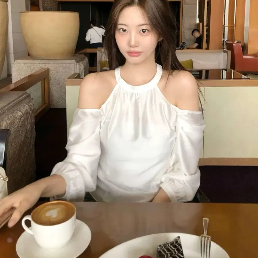 제니오 스완홀터 블라우스 환승연애 현지 민경 블랙