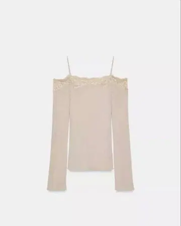자라 대비 오프숄더 티셔츠 미리냐 착용 자라