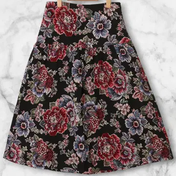 화려하게 돋보이는 ZARA 꽃무늬 자카드 스커트 S 입체감 플라워 무늬 세련됨