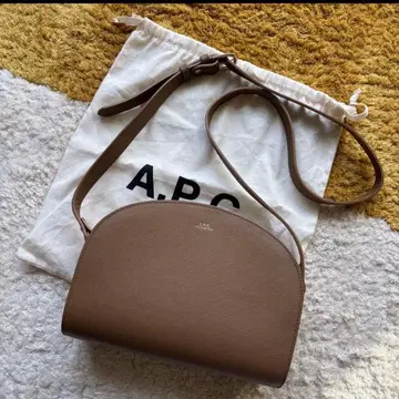 A.P.C 하프문 백 카멜
