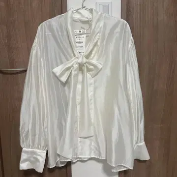 ZARA 보타이 달린 새틴 블라우스 화이트 M 사이즈