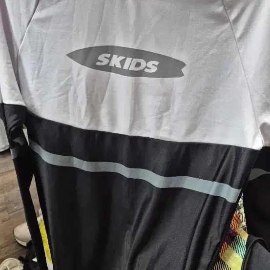 남. SKIDS 로고 반팔 티셔츠 화이트/블랙
