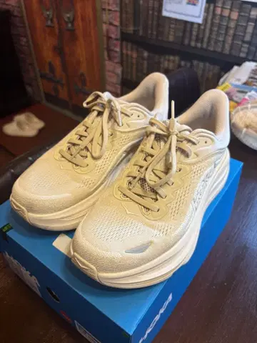 HOKA BONDI9 스니커즈 화이트 계열