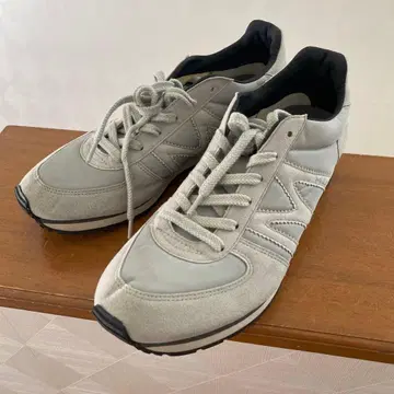 MIZUNO MARGARET HOWELL 스니커즈