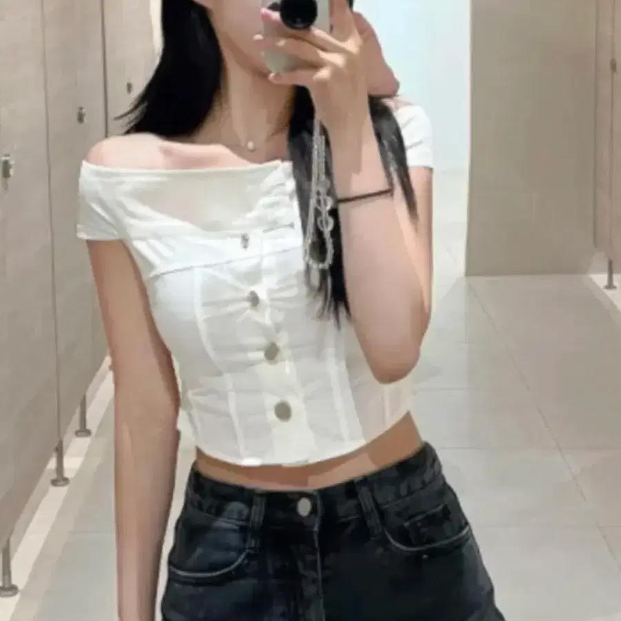 버튼 크롭 오프숄더 화이트