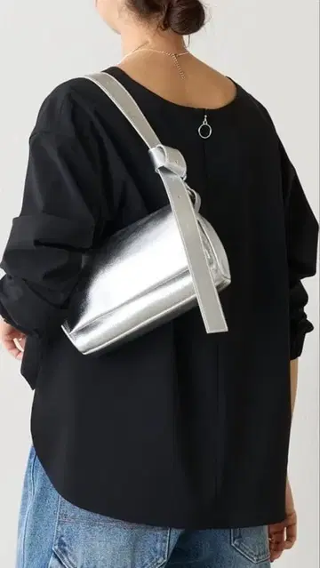 미사용 새상품 BEARDSLEY 비어즐리 미니 가죽 바디백 실버