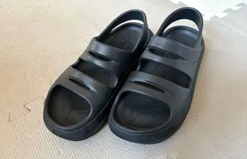 PUMA 통굽 샌들 블랙
