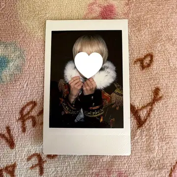 러브시크 료 우토 생일 의상 폴라로이드