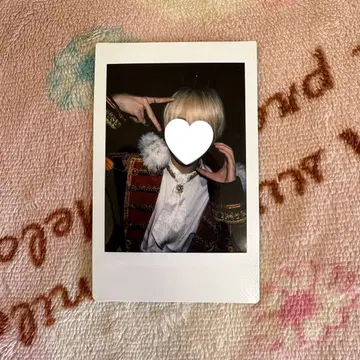 러브시크 료 우토 생일 의상 폴라로이드