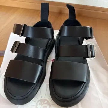 Dr. Martens GRYPHON 샌들
