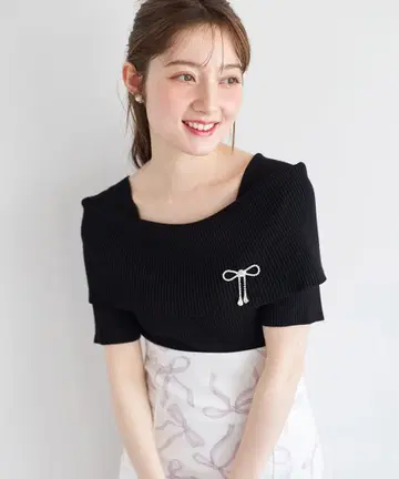 비쥬 리본 브로치 포함 오프숄더 리브 니트 풀오버 블랙