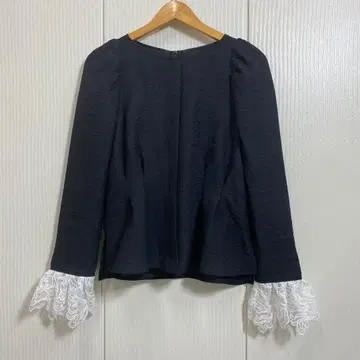 25년제 새상품급 CADUNE 카듀네 소매 레이스 퍼프 블라우스 블랙