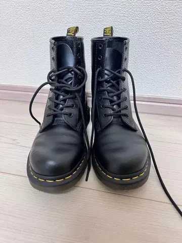닥터마틴 블랙 8홀 부츠