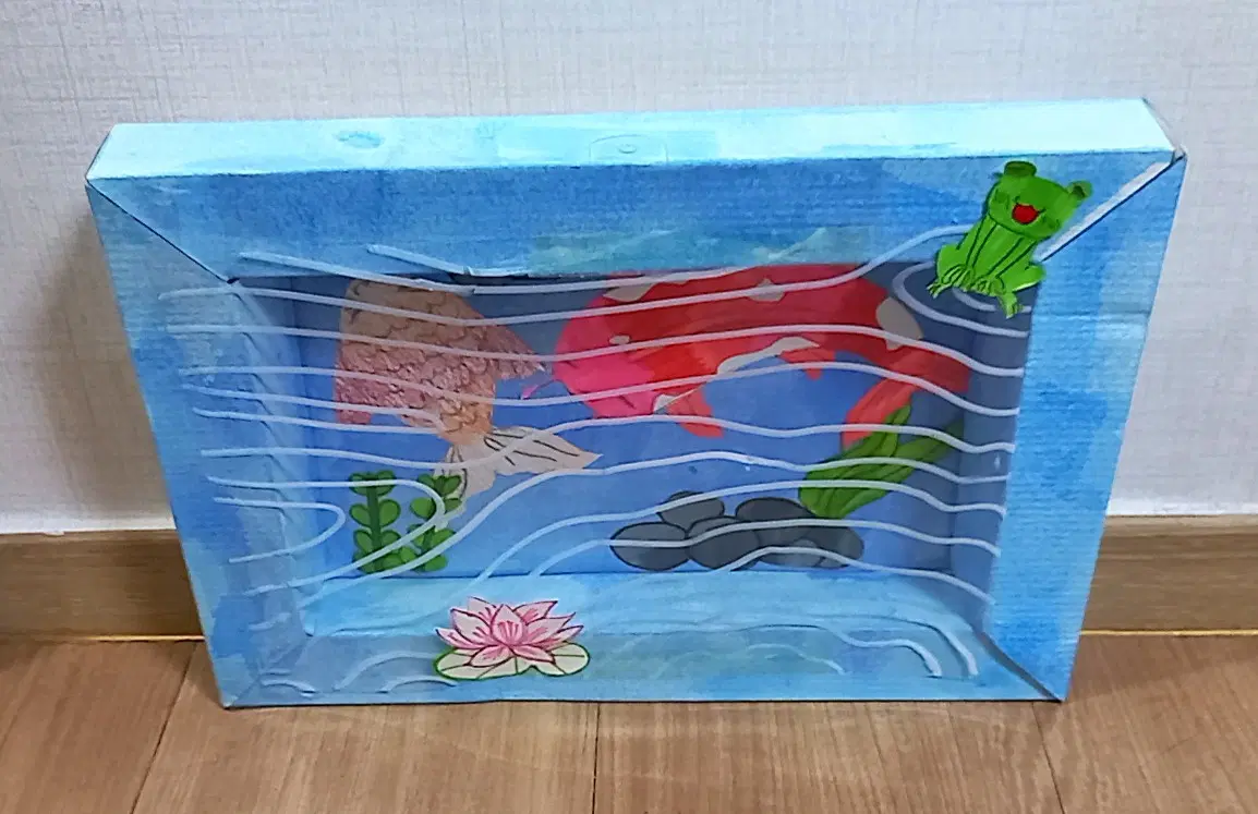 연못 풍경 그림 액자 물고기 개구리 연꽃