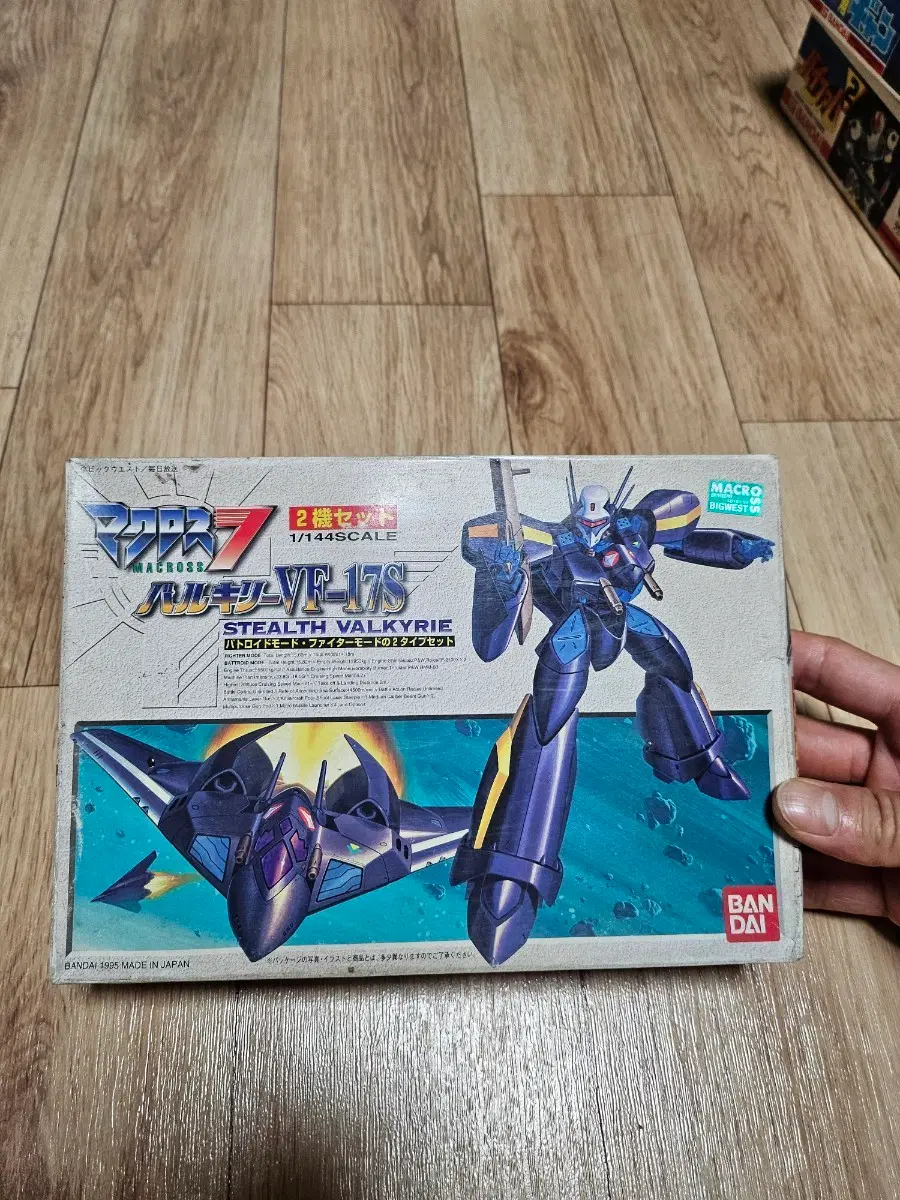 마크로스7 VF-17S 스텔스 발키리 1/144 스케일 2기 세트