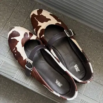 ZARA 카우 패턴 송치 느낌 멜리 제인 플랫슈즈