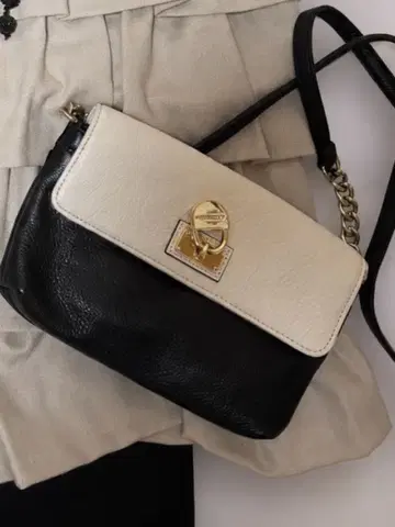 Calvin Klein 바이컬러 숄더백